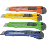 Bismark Cutter Grande Retractil - Medidas 17x8x15cm - Empuñadura de Plastico - Bloqueo de Seguridad - Colores Surtidos