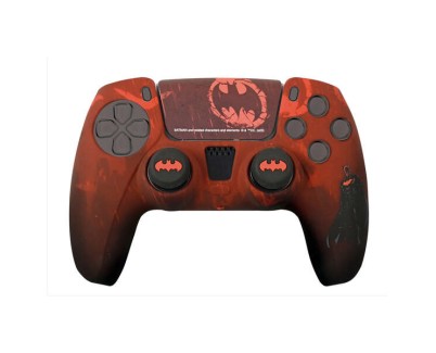 FR-TEC Pack Oficial de Batman Funda de Silicona + Grips para Joysticks para Dualsense - Diseño Inspirado en Comics - Sticker para el Touchpad - Color Rojo