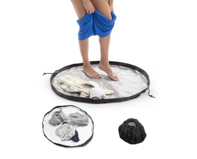 Innovagoods Gymbag Esterilla para Vestuarios y Bolsa Impermeable 2 en 1 - Superficie Impermeable - Cierre Rapido con Cordon - Portatil y Plegable - Color Negro Gris