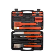 Innovagoods Set de 18 Accesorios para Barbacoas con Maletin - Espatula - Tenedor - Cuchillo - Pinzas - Brocha - Cepillo Limpiador - 12 Pinchos Surtidos - 40x27x6cm - Color Rojo