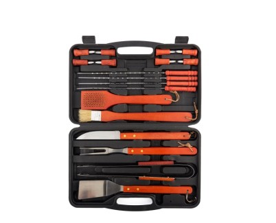 Innovagoods Set de 18 Accesorios para Barbacoas con Maletin - Espatula - Tenedor - Cuchillo - Pinzas - Brocha - Cepillo Limpiador - 12 Pinchos Surtidos - 40x27x6cm - Color Rojo